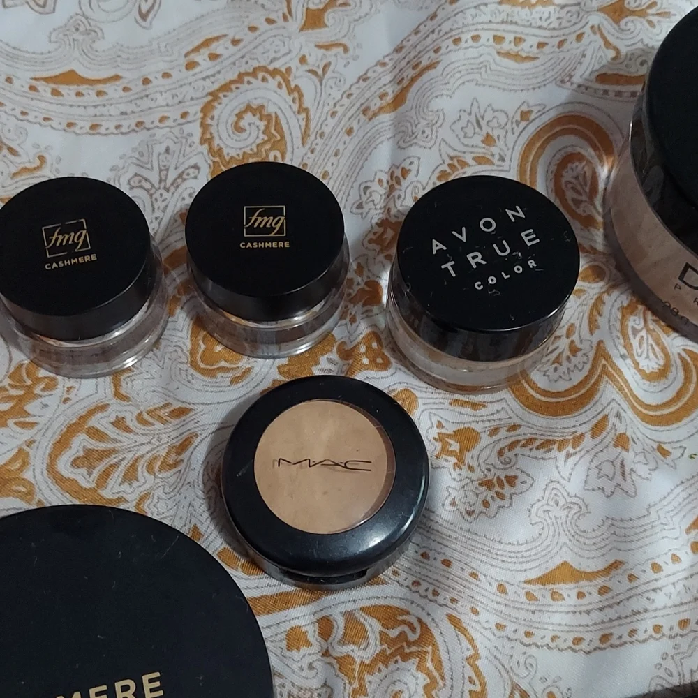 Lot of makeup - Picture 2 of 14